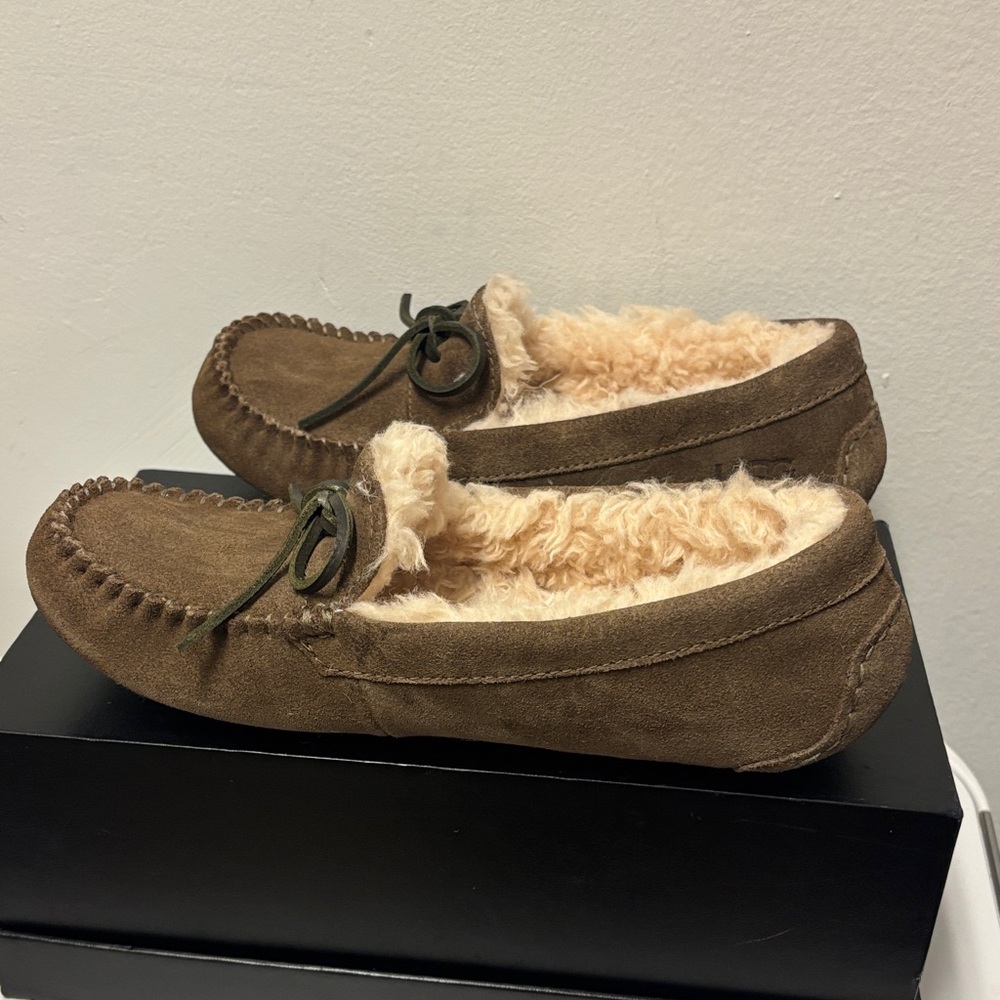 UGG Corvin Loafer, Tan Suede Moccasin Slippers. Fits women’s size 8.5 or Men’s 7 - Picture 7 of 10